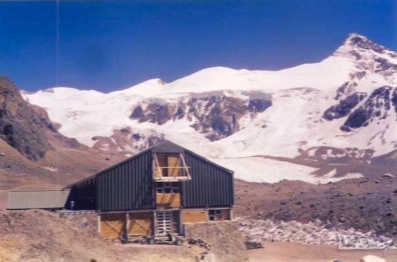 O refúgio em Plaza de Mulas, o hotel mais alto do mundo, aos pés do Aconcágua, oeste da Argentina (temporada de 1998/99)